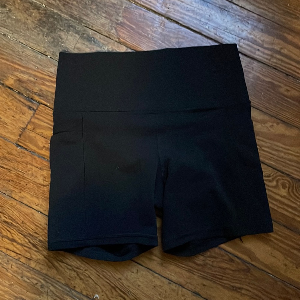 Athleta salutation stash pocket shorts size small black